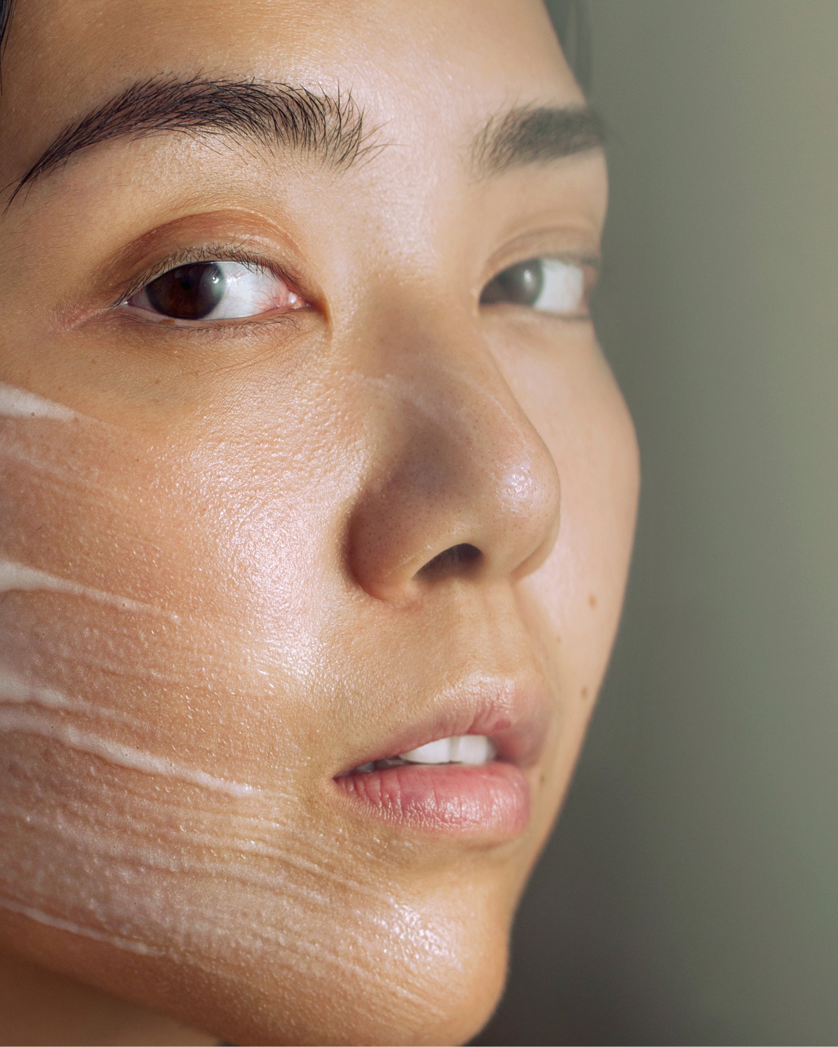 MÁDARA Organic Skincare aha peeling mask A2101 face mask product photo on plain background.