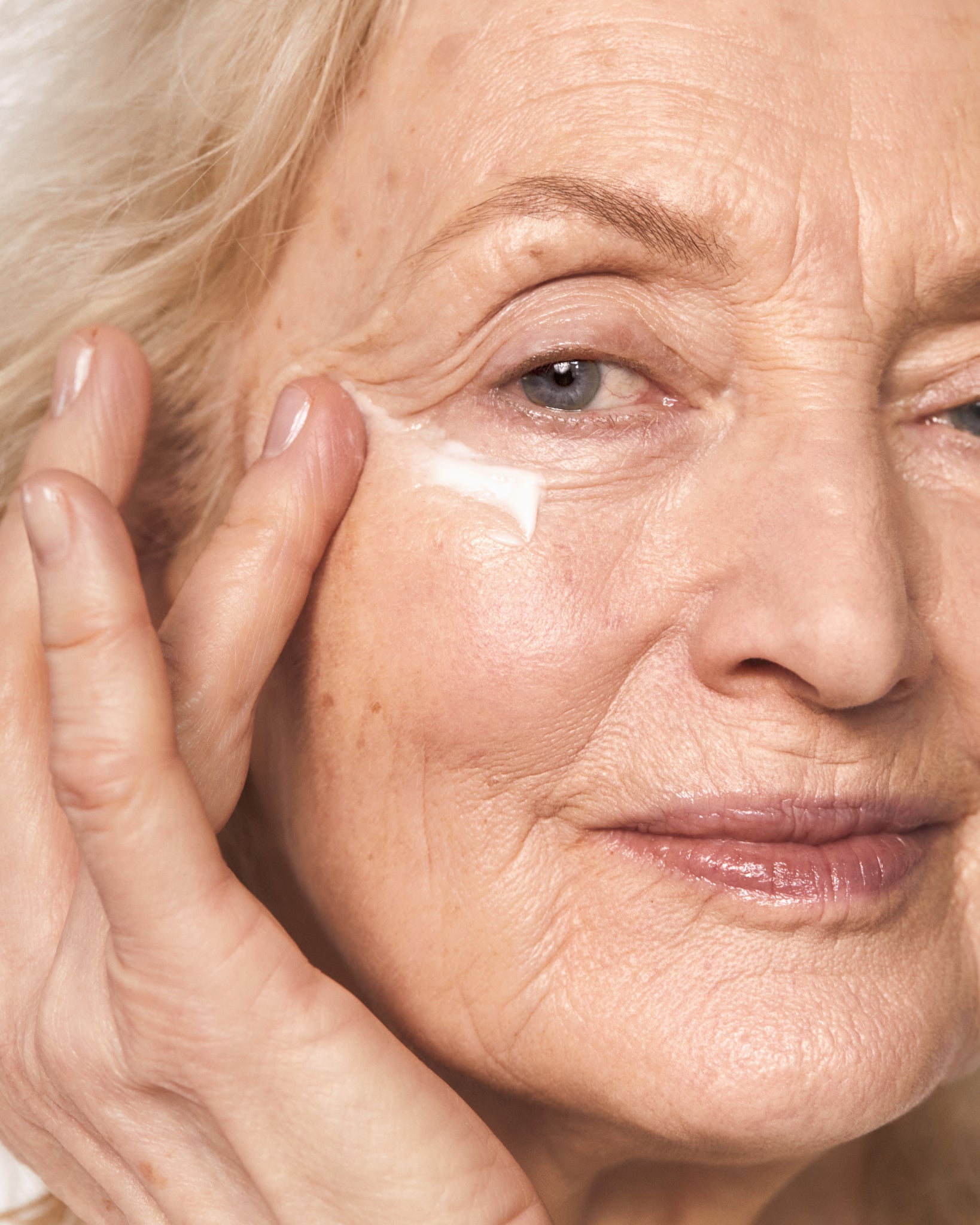MÁDARA Organic Skincare anti wrinkle eye cream A3343 face cream product photo on plain background.