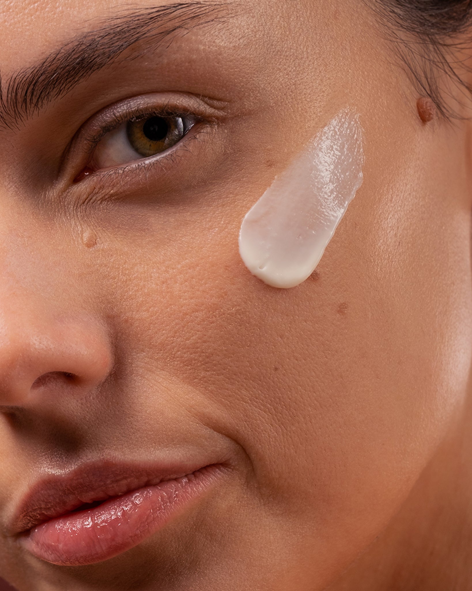 MÁDARA Organic Skincare collagen boosting night cream A3062 face cream product photo on plain background.