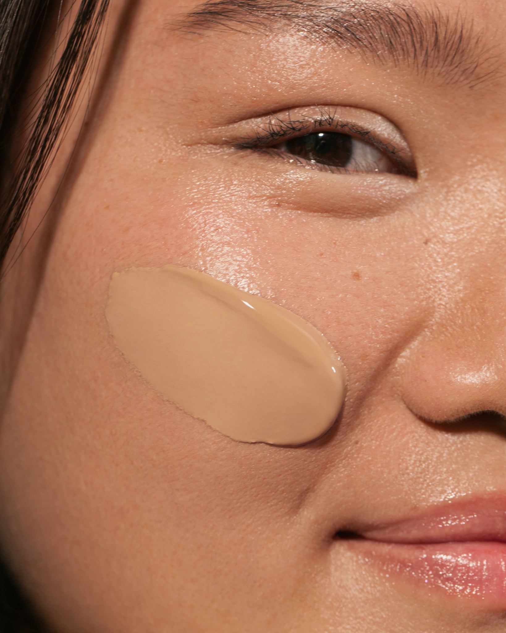 Model wearing MÁDARA Organic Skincare skinonym foundation golden sand A6086 foundation on skin; close-up portrait shows natural application results.