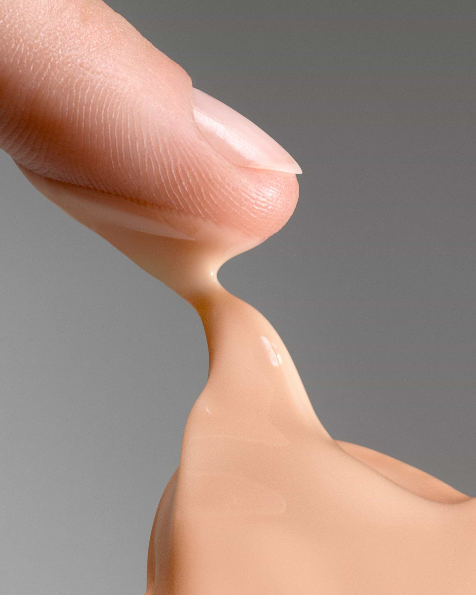 Texture close-up of MÁDARA Organic Skincare kojic alternative A2125 �swatch demonstrates consistency and finish.