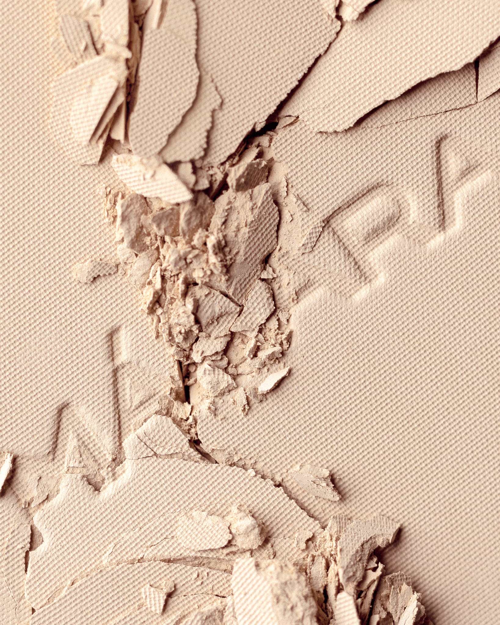 Texture close-up of MÁDARA Organic Skincare air equal powder fair A6801 �swatch demonstrates consistency and finish.