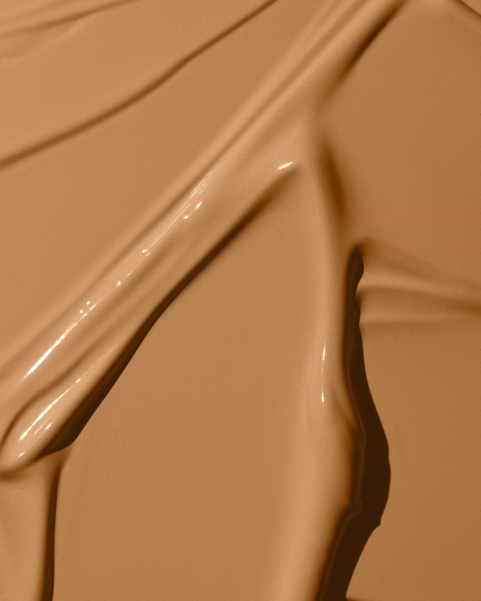 Texture close-up of MÁDARA Organic Skincare skinonym clay A6090 �swatch demonstrates consistency and finish.