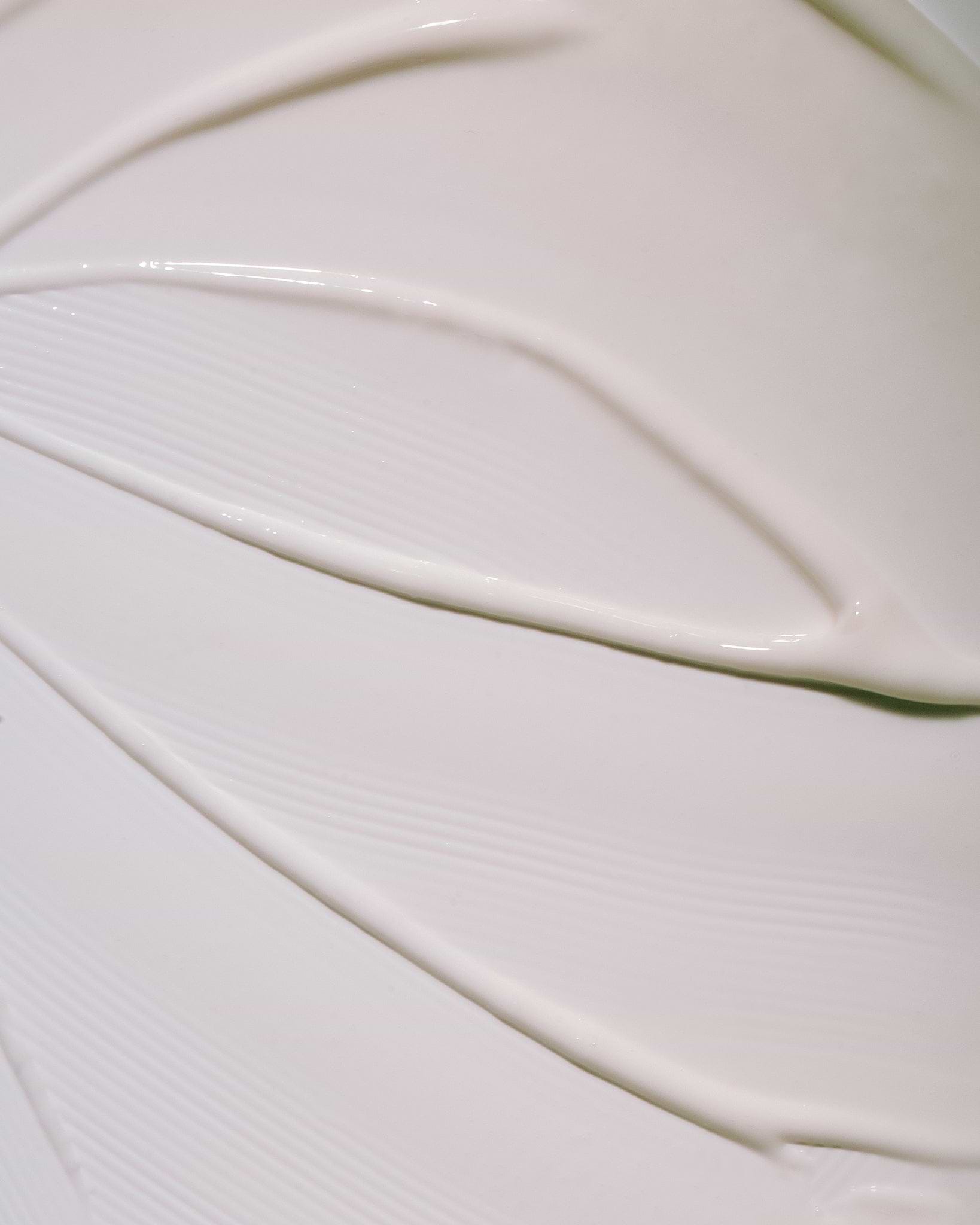 Texture close-up of MÁDARA Organic Skincare deep comfort hand cream A1208 face cream �swatch demonstrates consistency and finish.