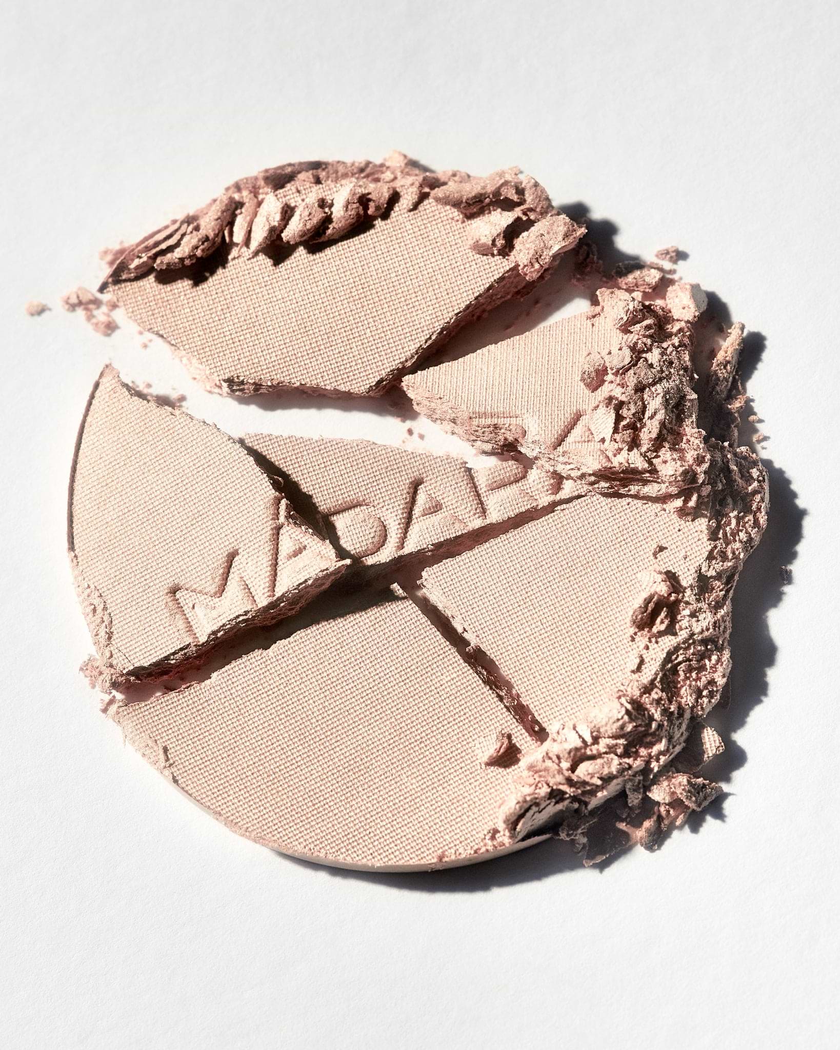 Texture close-up of MÁDARA Organic Skincare moonlight highlighter A6831 �swatch demonstrates consistency and finish.
