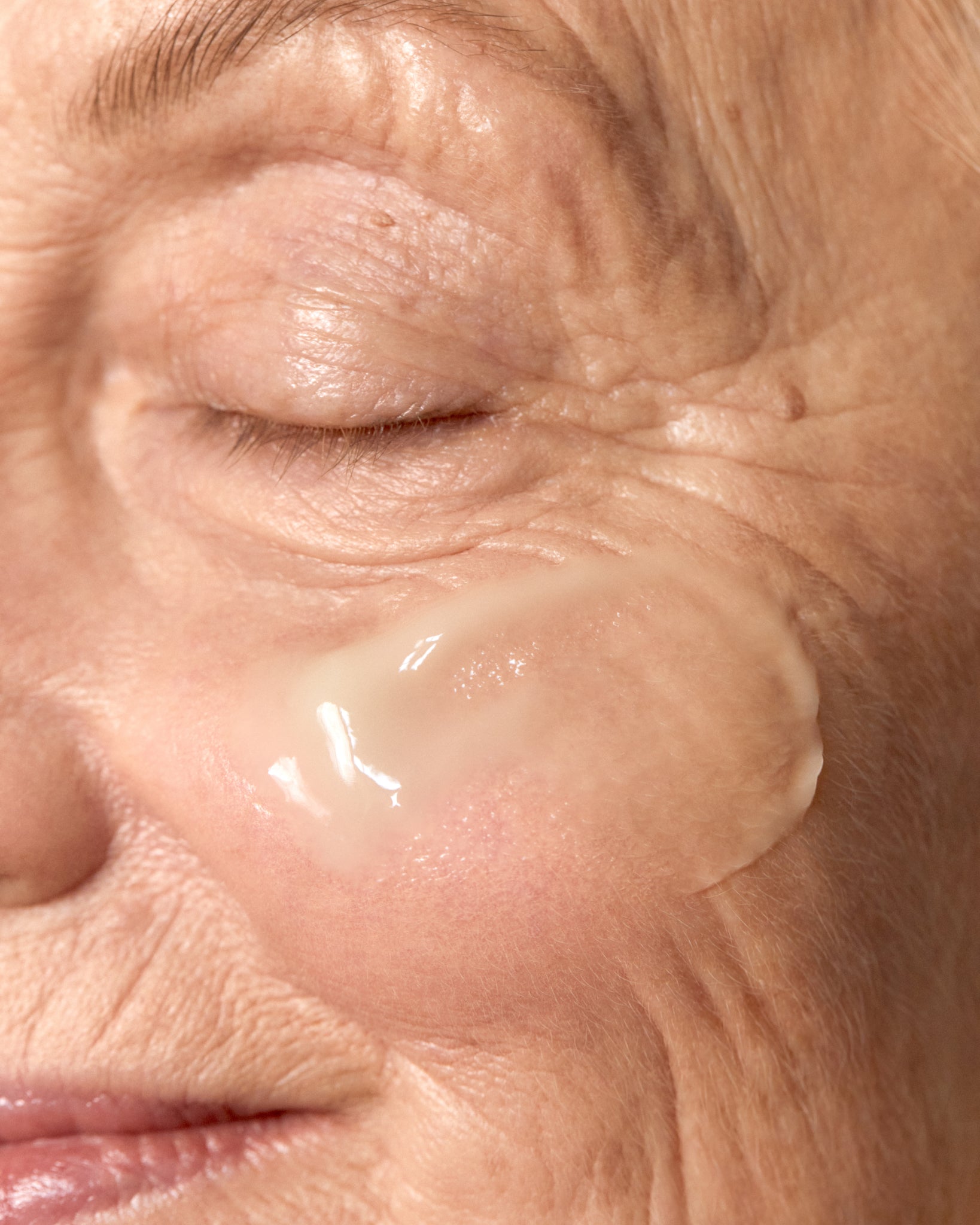 MÁDARA Organic Skincare organic wrinkle serum A3340 serum product photo on plain background.