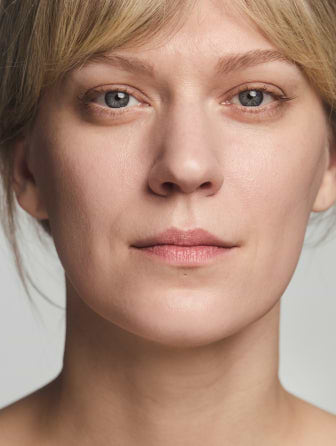 Close-up of Madara CC GO model wearing shade ivory