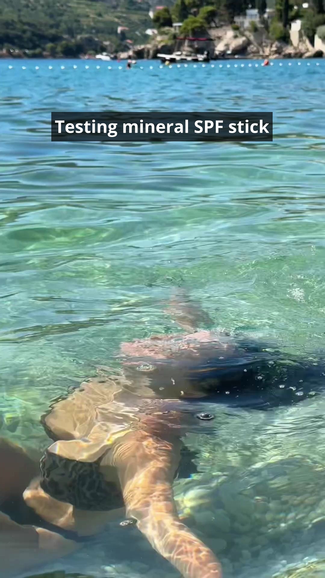Ielādēt video: SPF50 ugc video with woman using MADARA SPF50 stick showcasing the ocean-safe and friendly formula