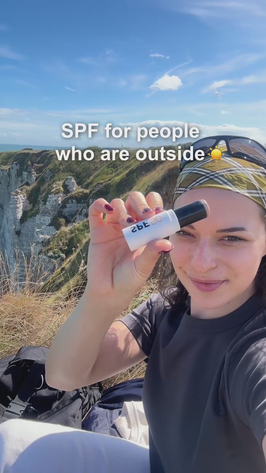 Ielādēt video: Woman applying SPF50 stick outdoors showcasing the convenient stick format that makes it ideal for outdoor adventures