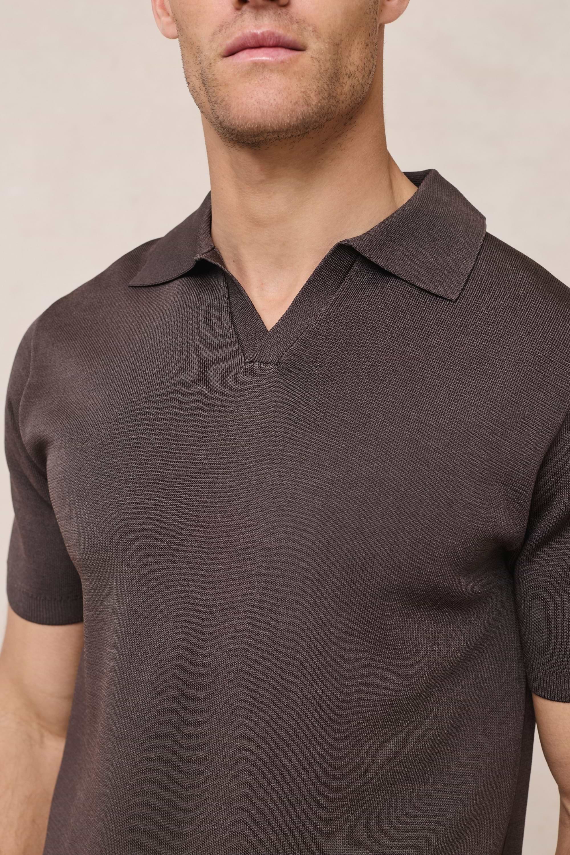 Privida Open Collar Polo - Brown