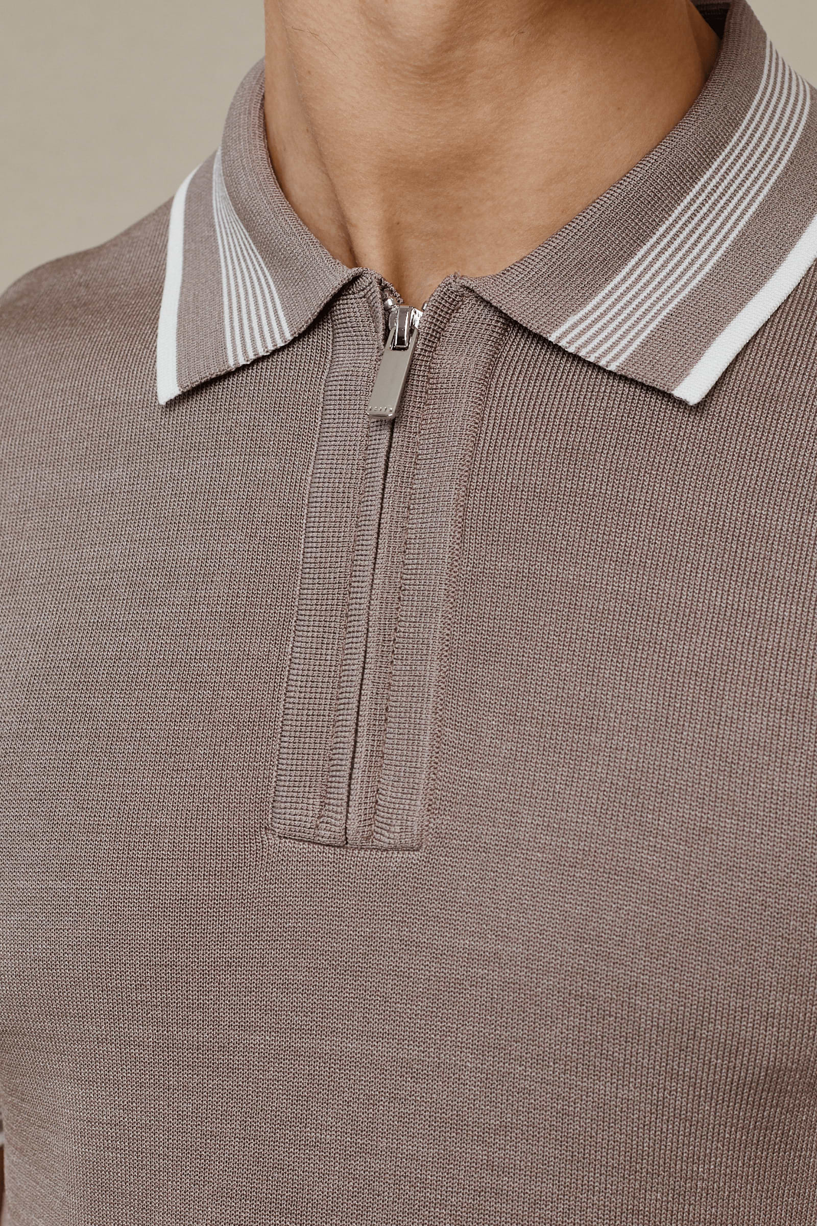 Vida gestricktes Streifen-Polo – Taupe
