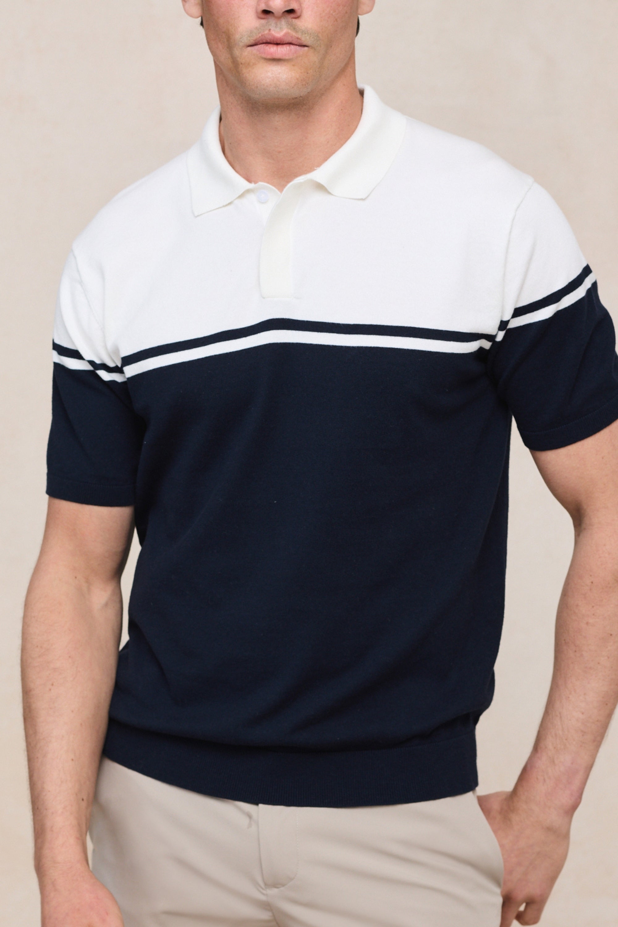 Vicolo Gestricktes Poloshirt mit Streifenmuster, kurzärmelig – Marineblau/Sand