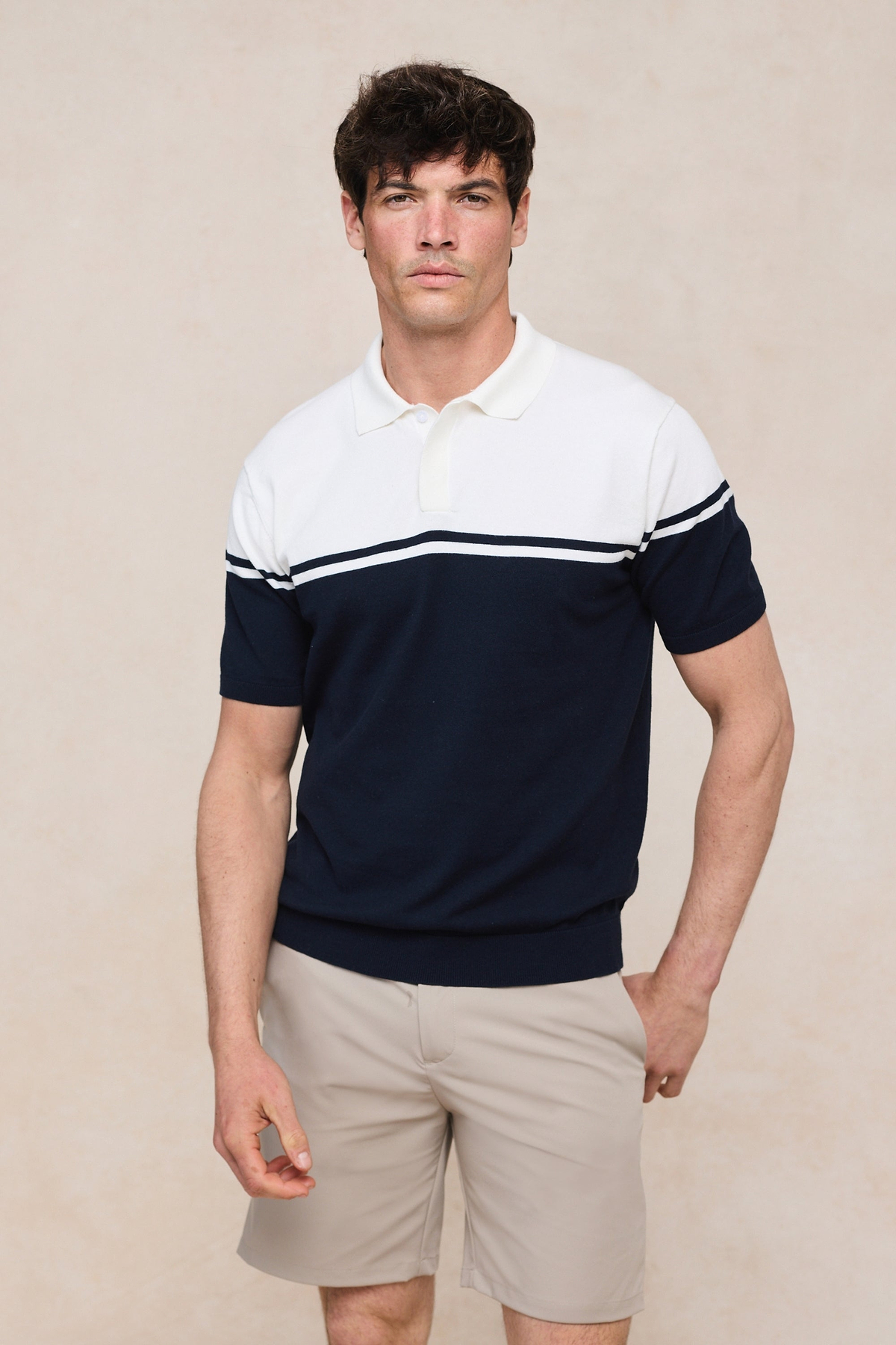 Vicolo Gestricktes Poloshirt mit Streifenmuster, kurzärmelig – Marineblau/Sand