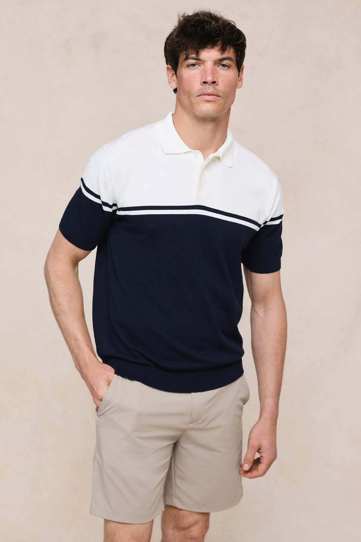 Vicolo Gestricktes Poloshirt mit Streifenmuster, kurzärmelig – Marineblau/Sand