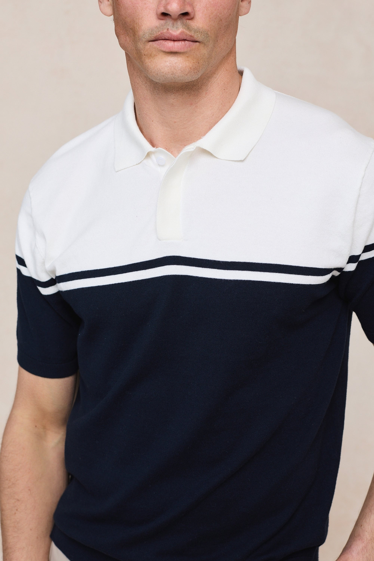 Vicolo Gestricktes Poloshirt mit Streifenmuster, kurzärmelig – Marineblau/Sand