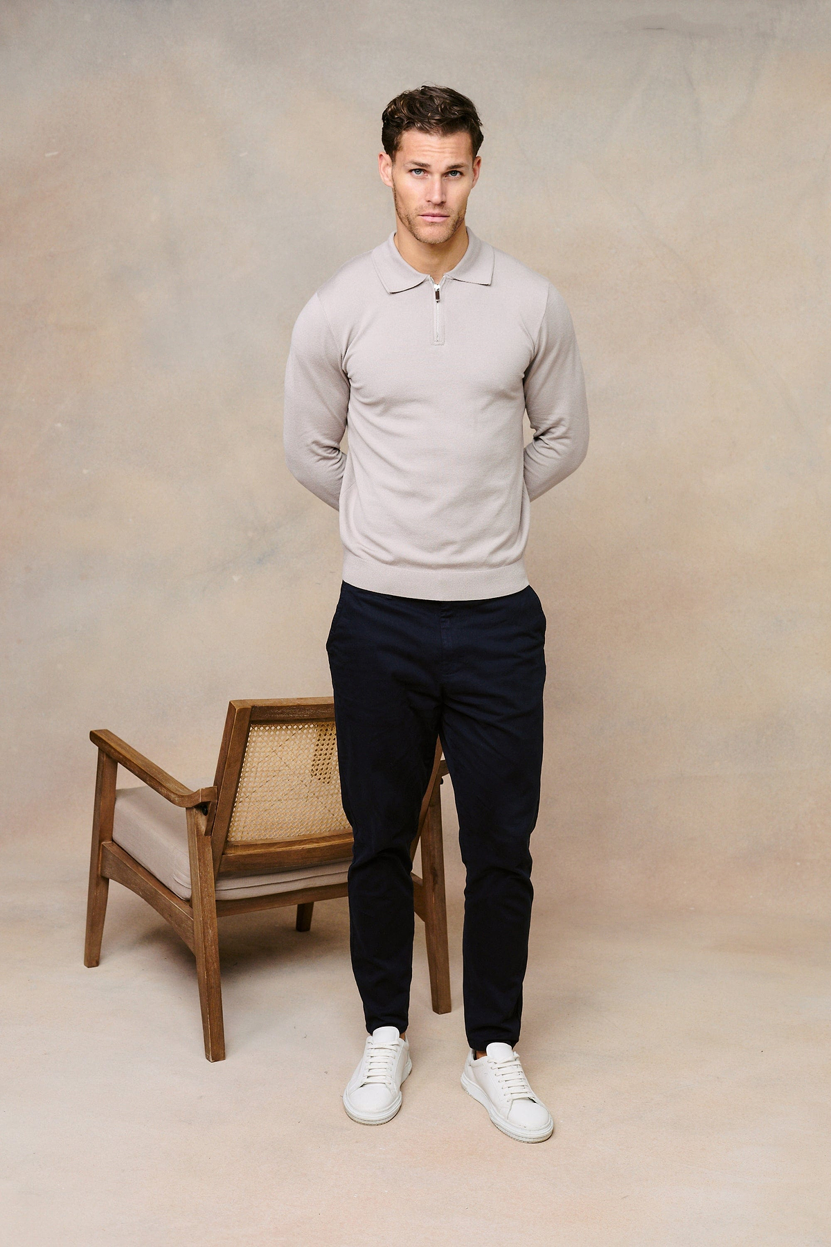 Gestricktes Poloshirt mit langen Ärmeln und Reißverschluss – Warmes Grau