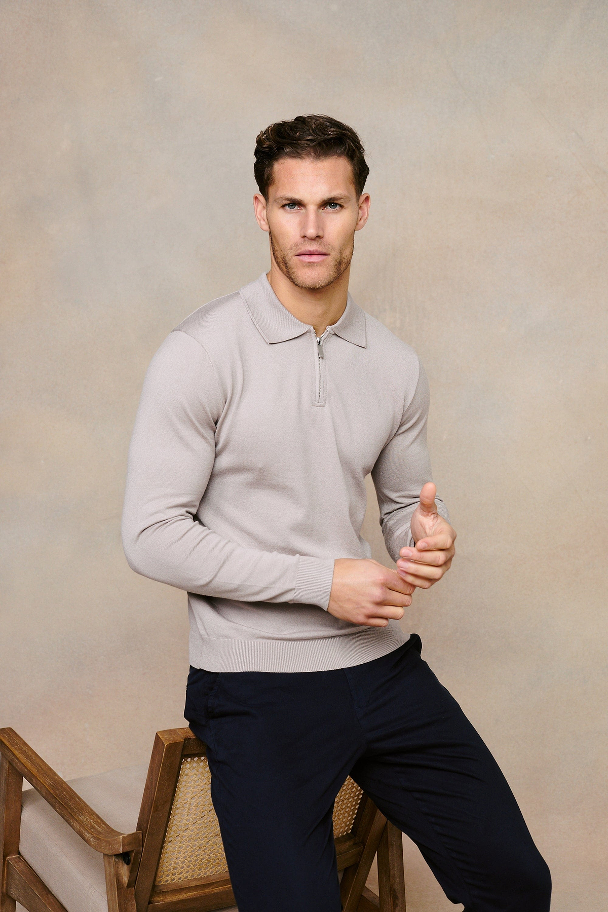 Gestricktes Poloshirt mit langen Ärmeln und Reißverschluss – Warmes Grau