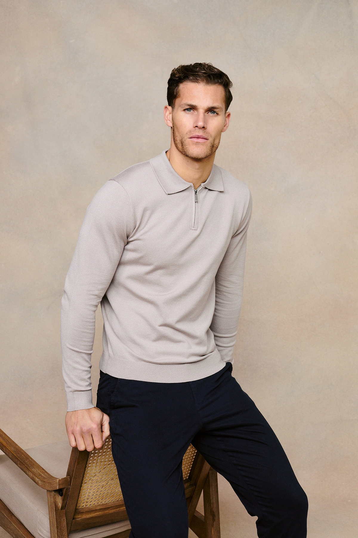 Gestricktes Poloshirt mit langen Ärmeln und Reißverschluss – Warmes Grau