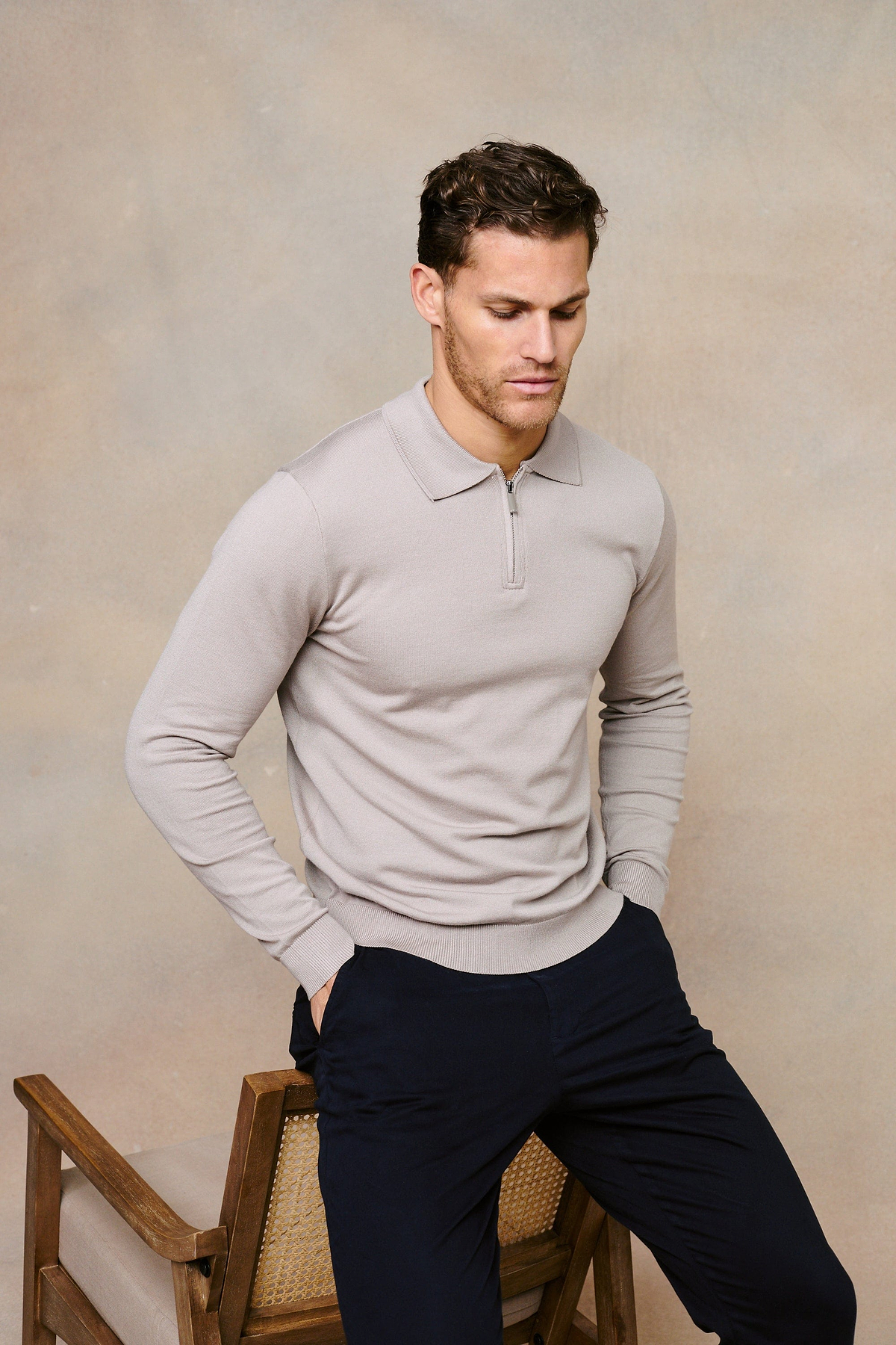 Gestricktes Poloshirt mit langen Ärmeln und Reißverschluss – Warmes Grau