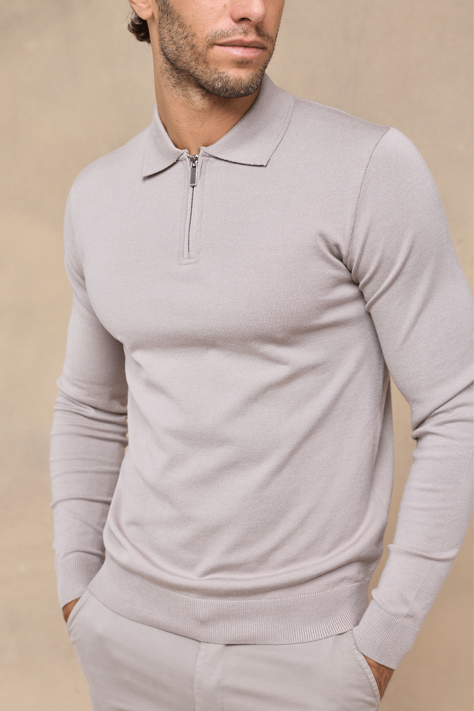 Gestricktes Poloshirt mit langen Ärmeln und Reißverschluss – Warmes Grau