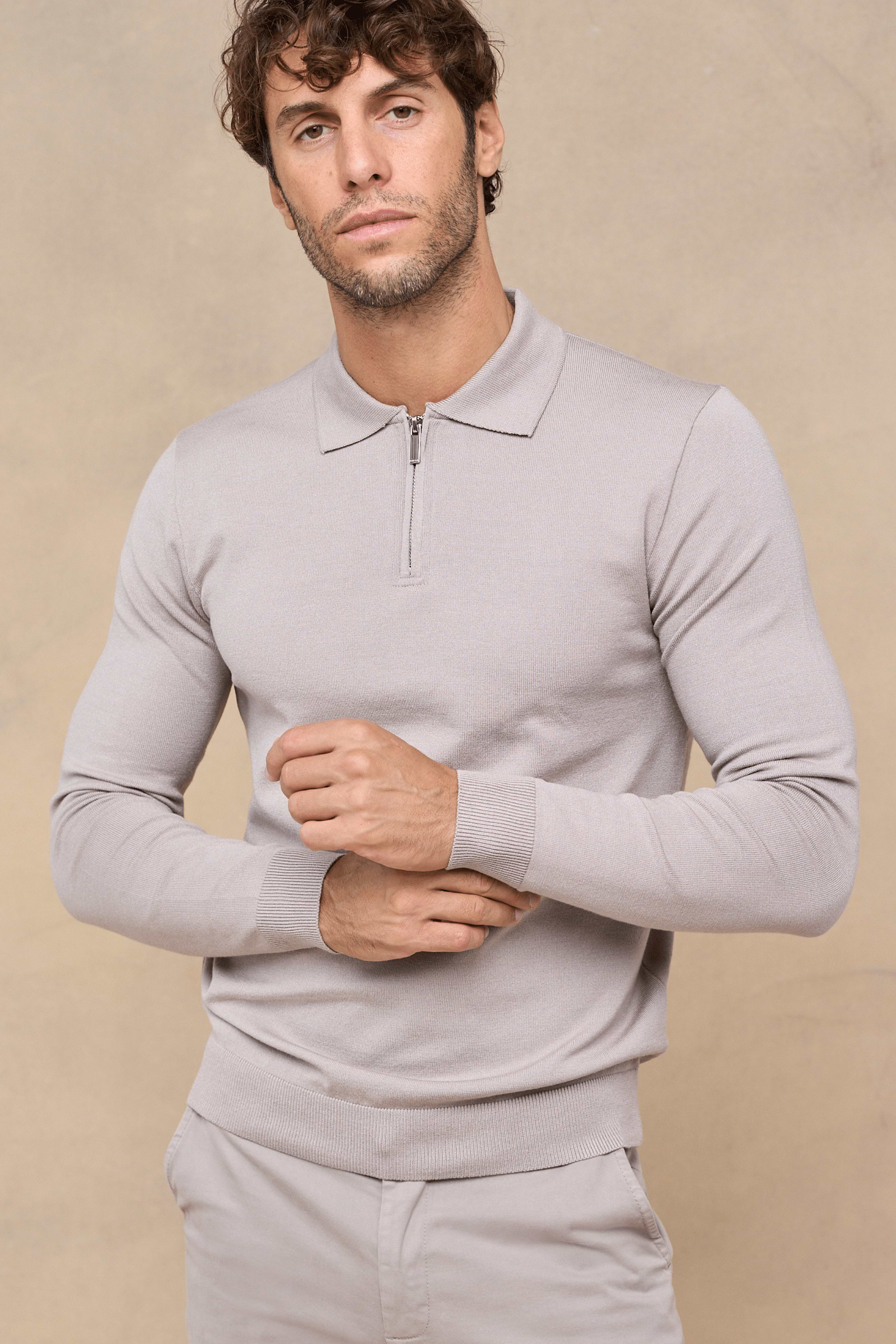Gestricktes Poloshirt mit langen Ärmeln und Reißverschluss – Warmes Grau