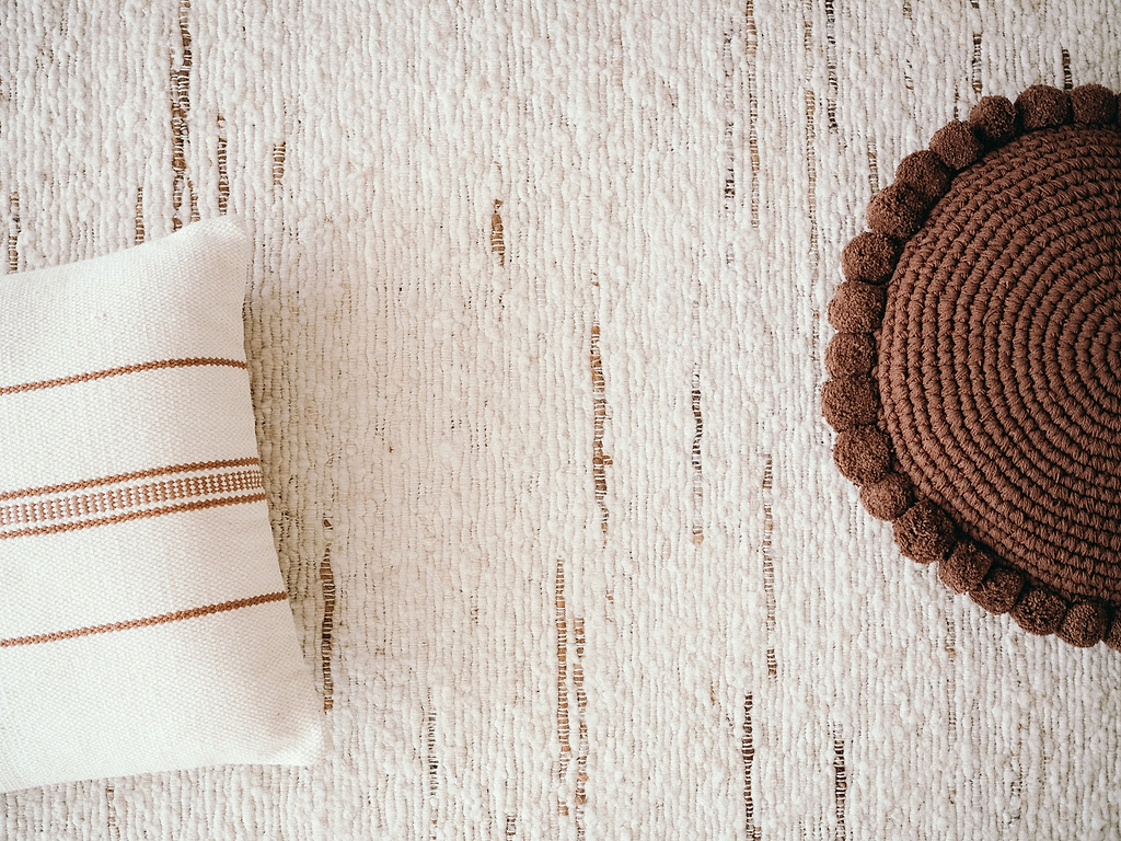Kiva Hand Woven Wool Rug in Ivory and Chestnut