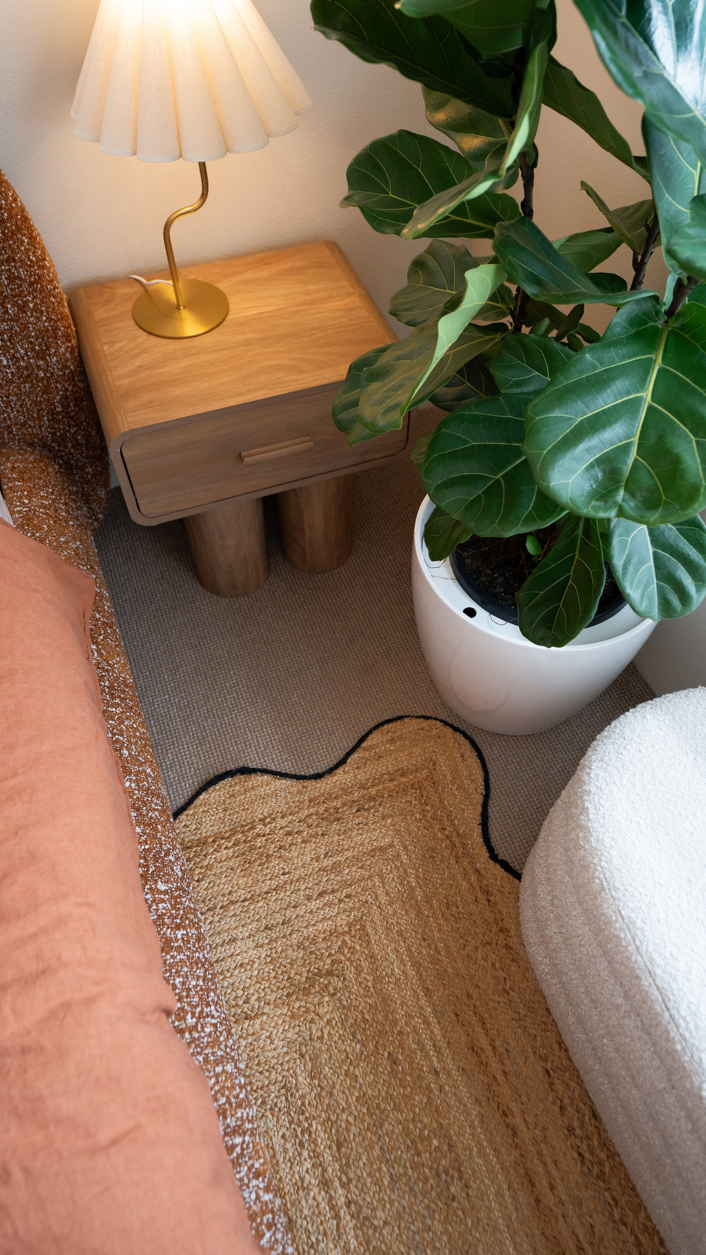 Marigold Wavy Jute Rug in Black