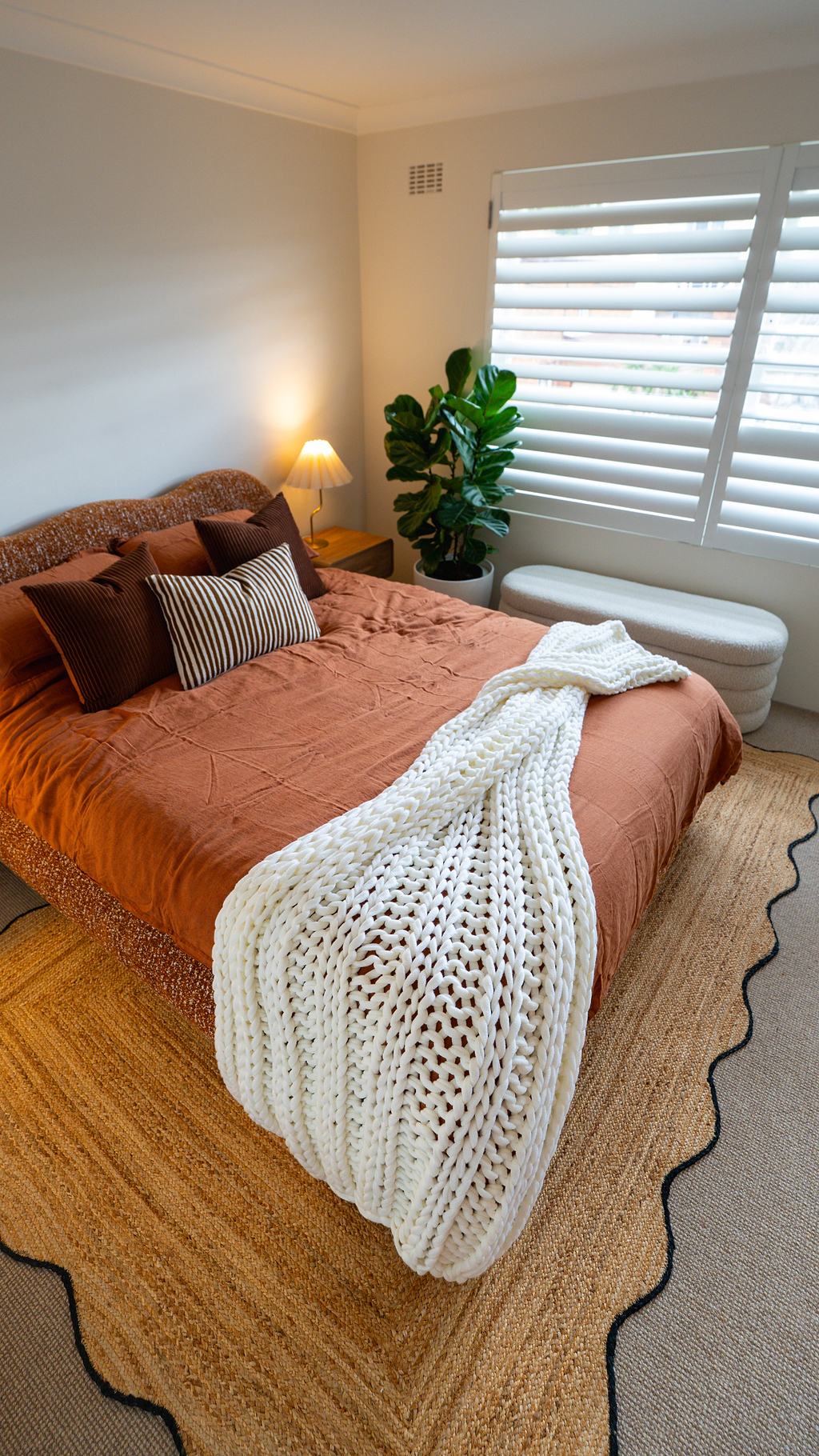 Marigold Wavy Jute Rug in Black