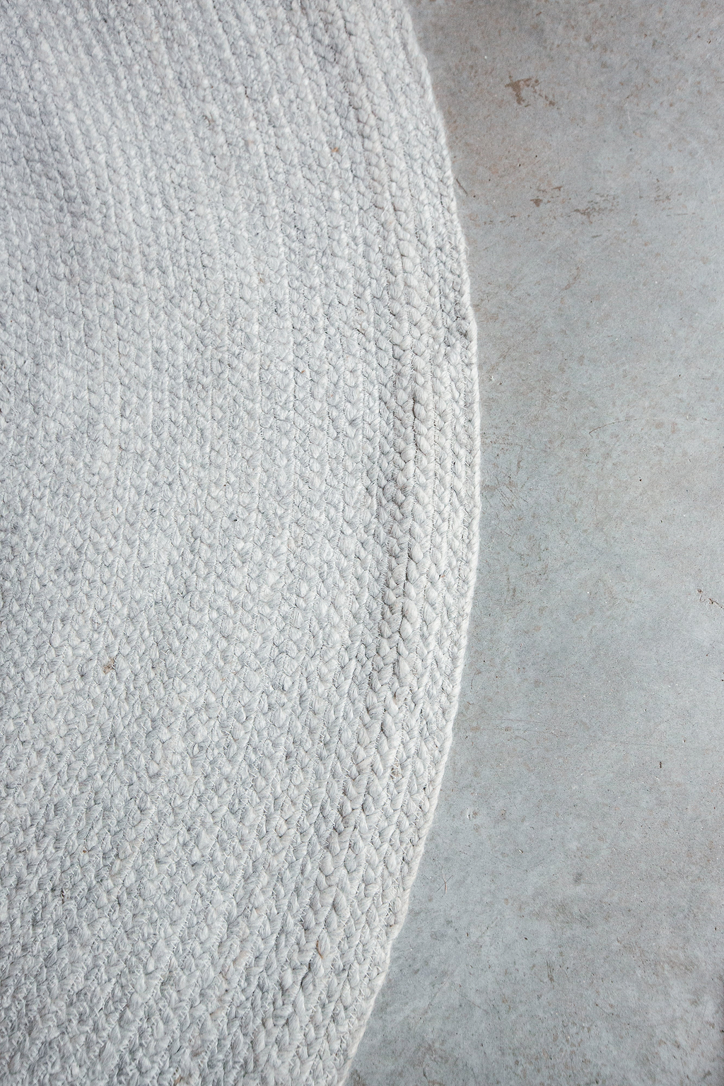 Jiva Round Braided Wool Rug in Ivory & Soft Grey