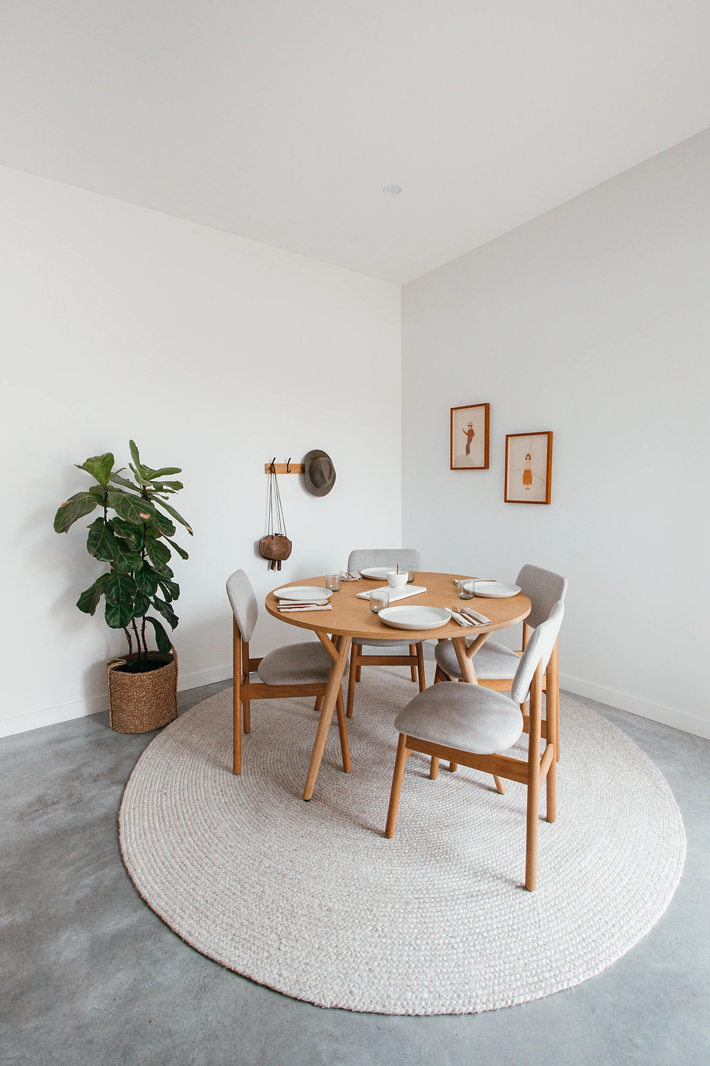 Jiva Round Braided Wool Rug in Ivory Beige