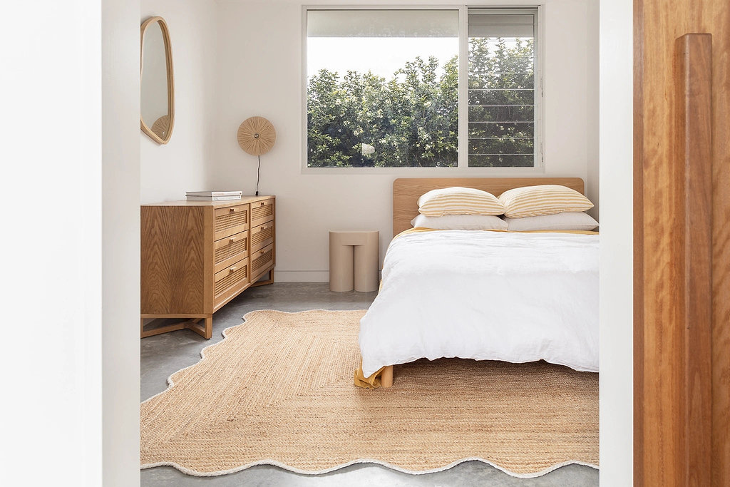Marigold Wavy Jute Rug in White