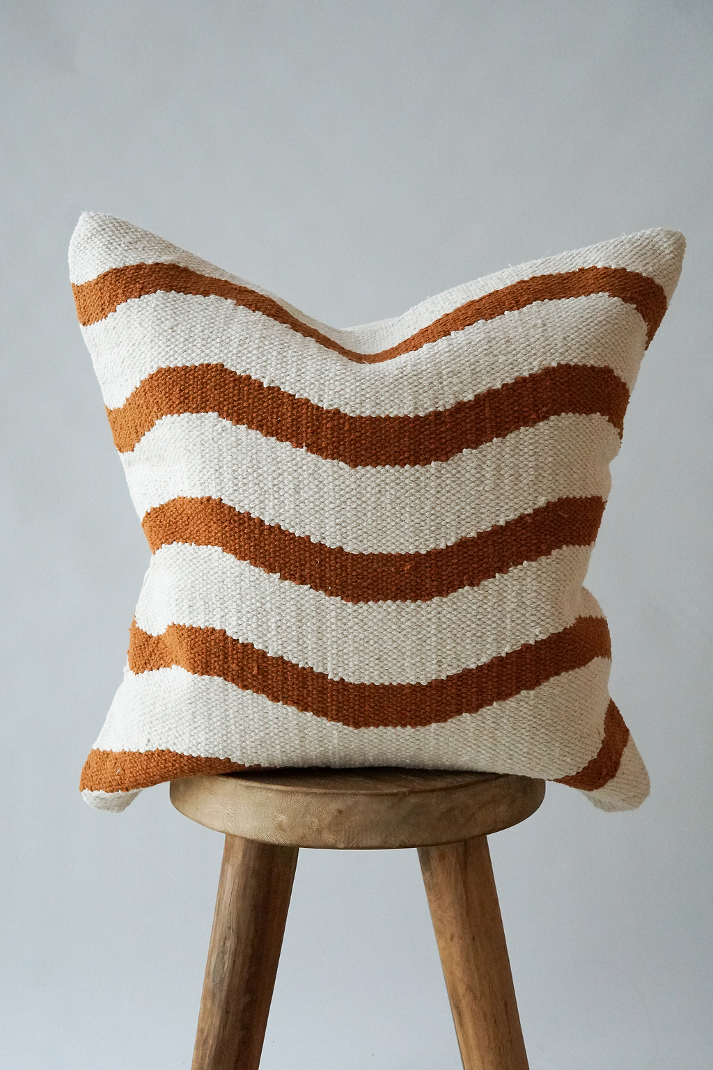Soleil Wavy Cushion in Cinnamon
