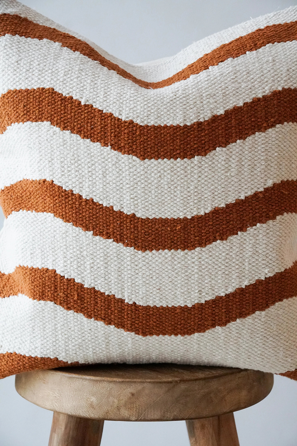 Soleil Wavy Cushion in Cinnamon