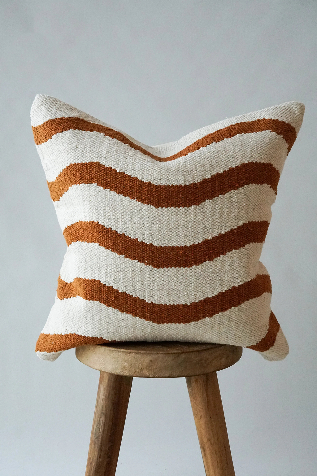 Soleil Wavy Cushion in Cinnamon