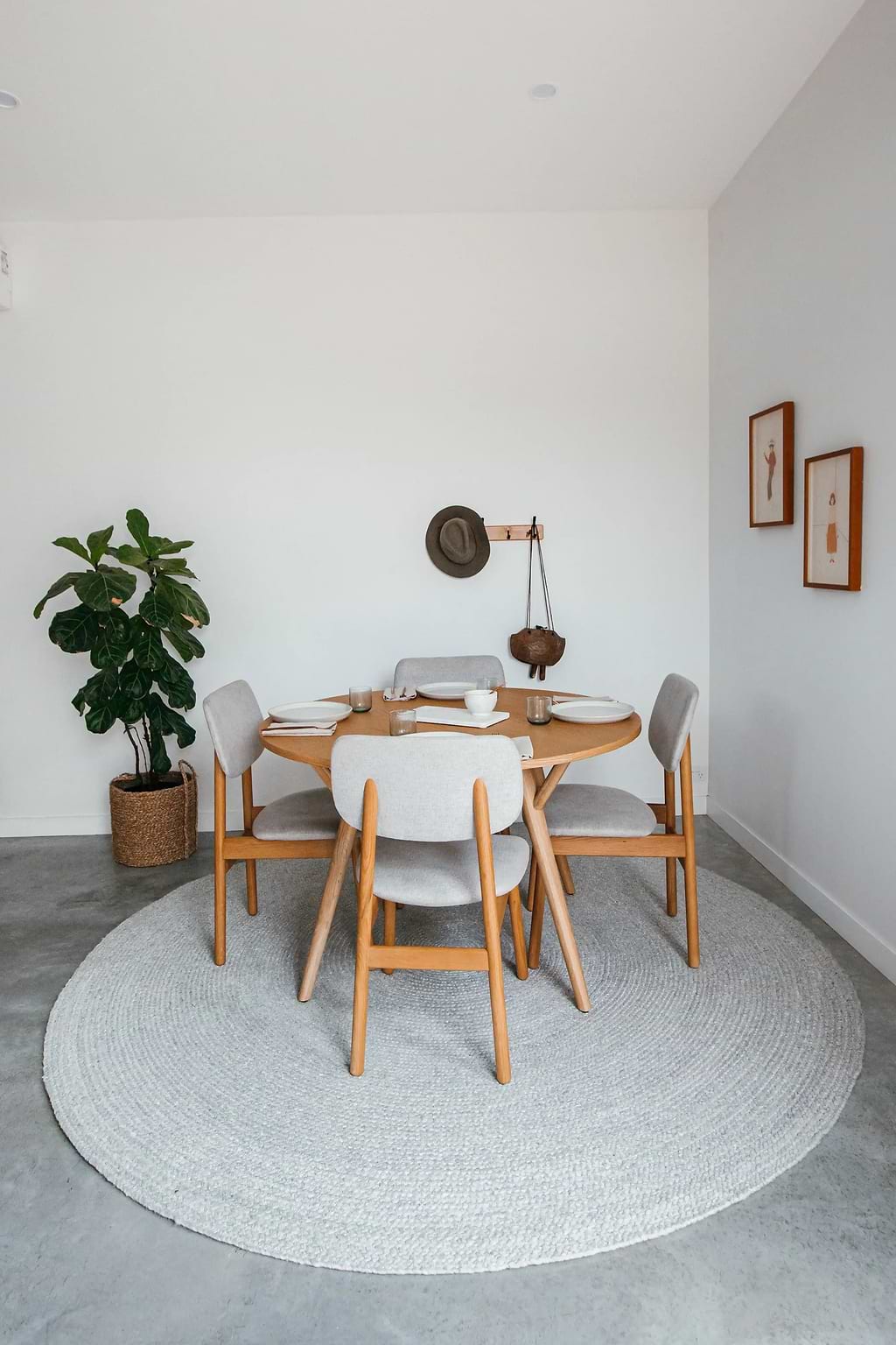 Jiva Round Braided Wool Rug in Ivory & Soft Grey
