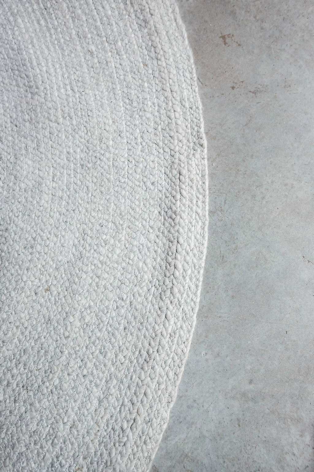 Jiva Round Braided Wool Rug in Ivory & Soft Grey