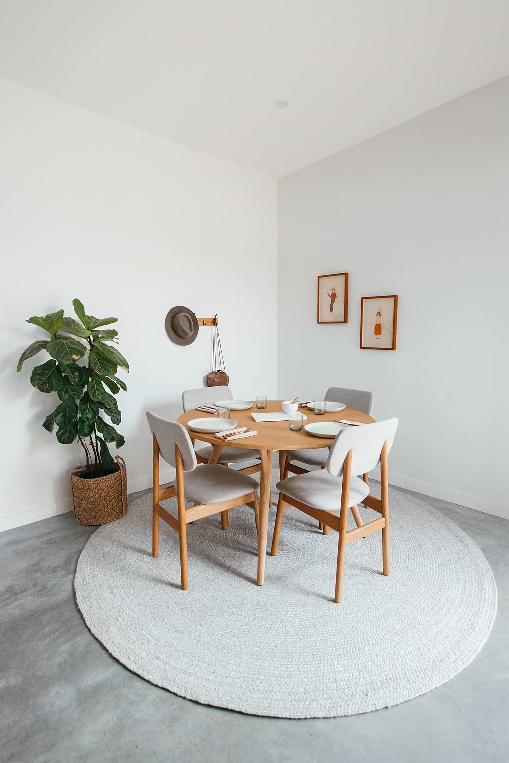 Jiva Round Braided Wool Rug in Ivory & Soft Grey