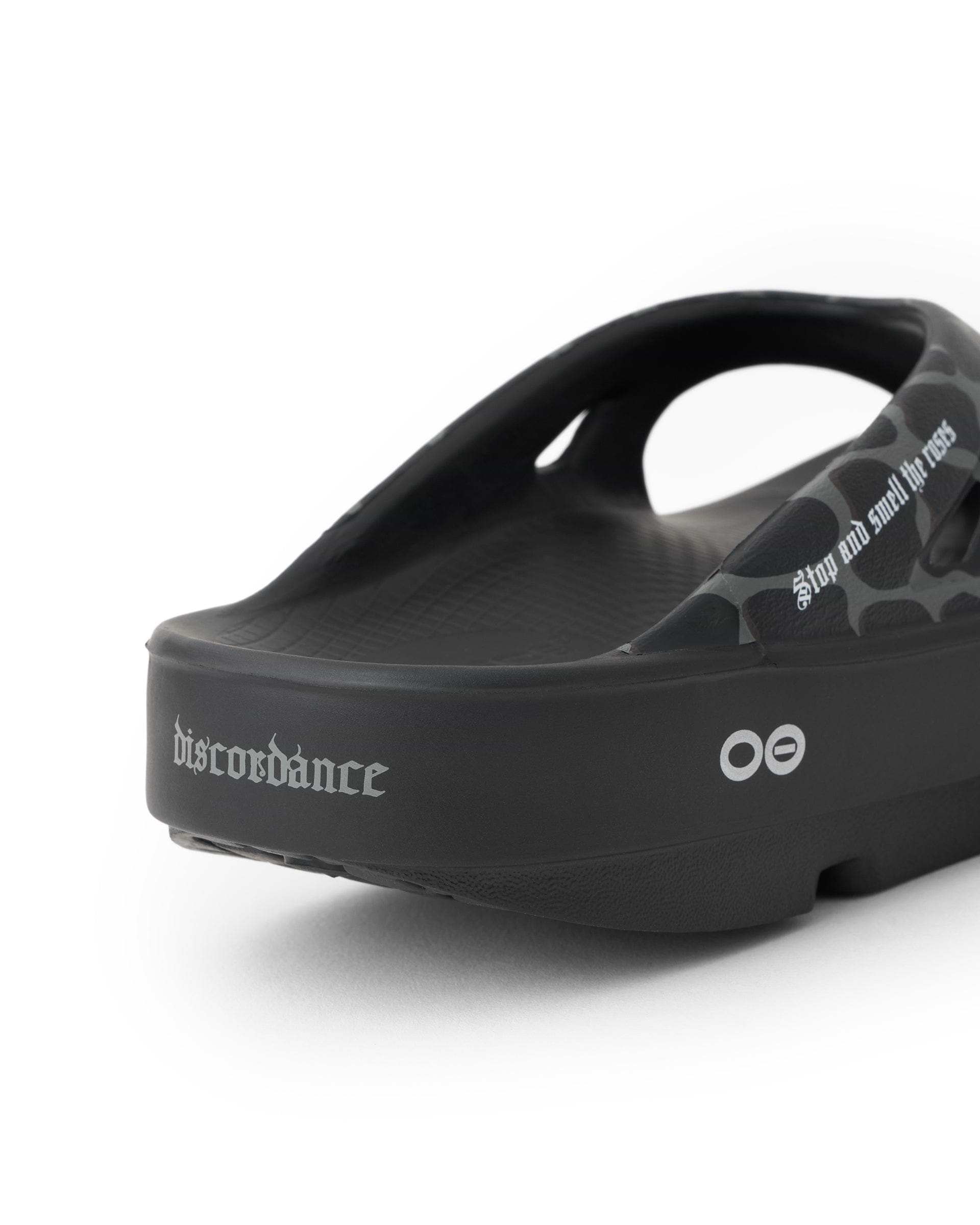 Children of the discordance×OOFOS】コラボトングサンダル | 海外製