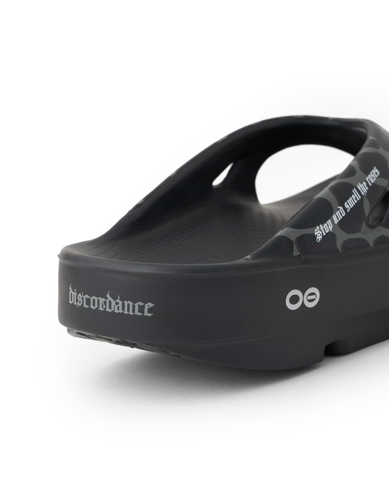 ＜Children of the discordance × OOFOS＞ コラボトングサンダル