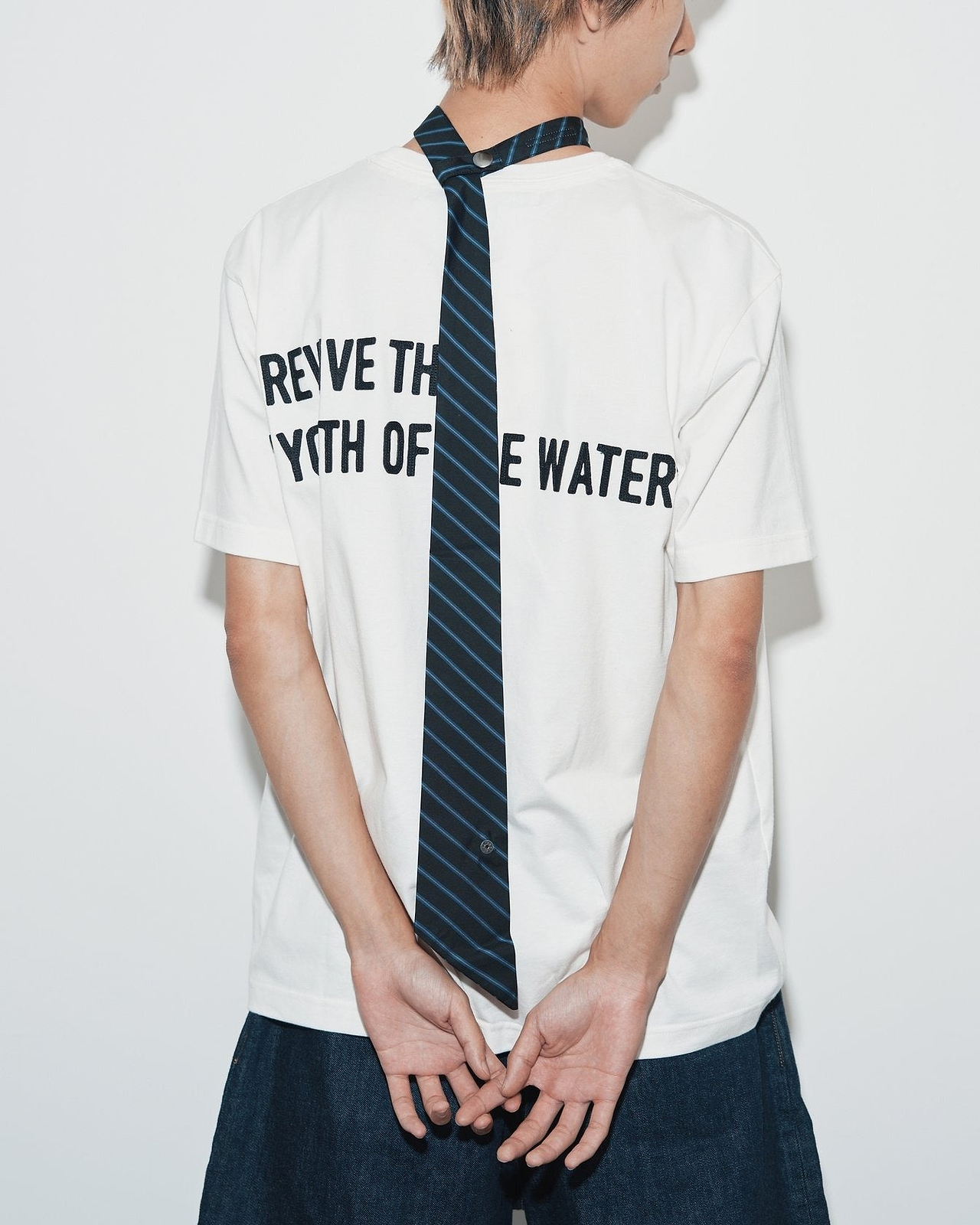 着用サイズFREE／身長175cm（マンネリ化するTシャツスタイルに加えたい“プラスワン”アイテム9選掲載）