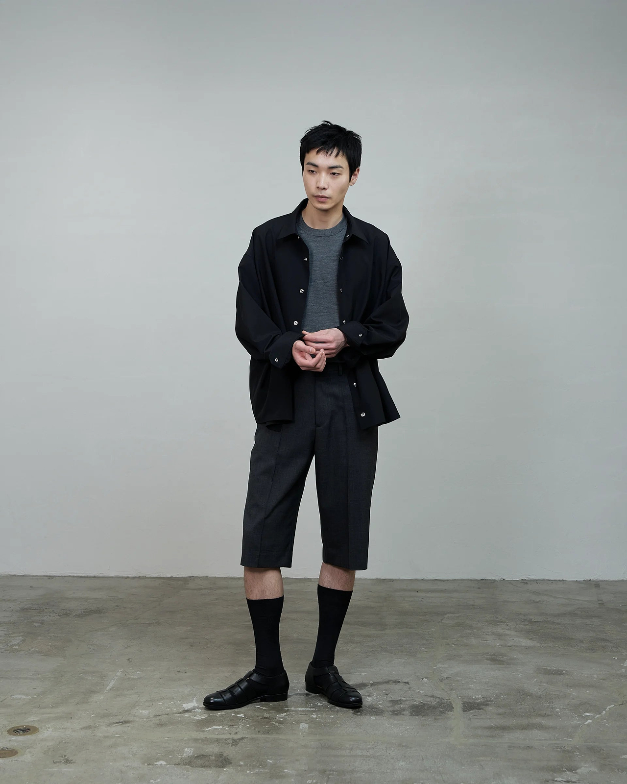 着用サイズM／身長185cm（ザ・リラクス × 1LDK × F/STOREのコラボコレクションを紐解く　アイテムの魅力を徹底解剖【バルーンシャツ&Aラインシャツ】掲載）