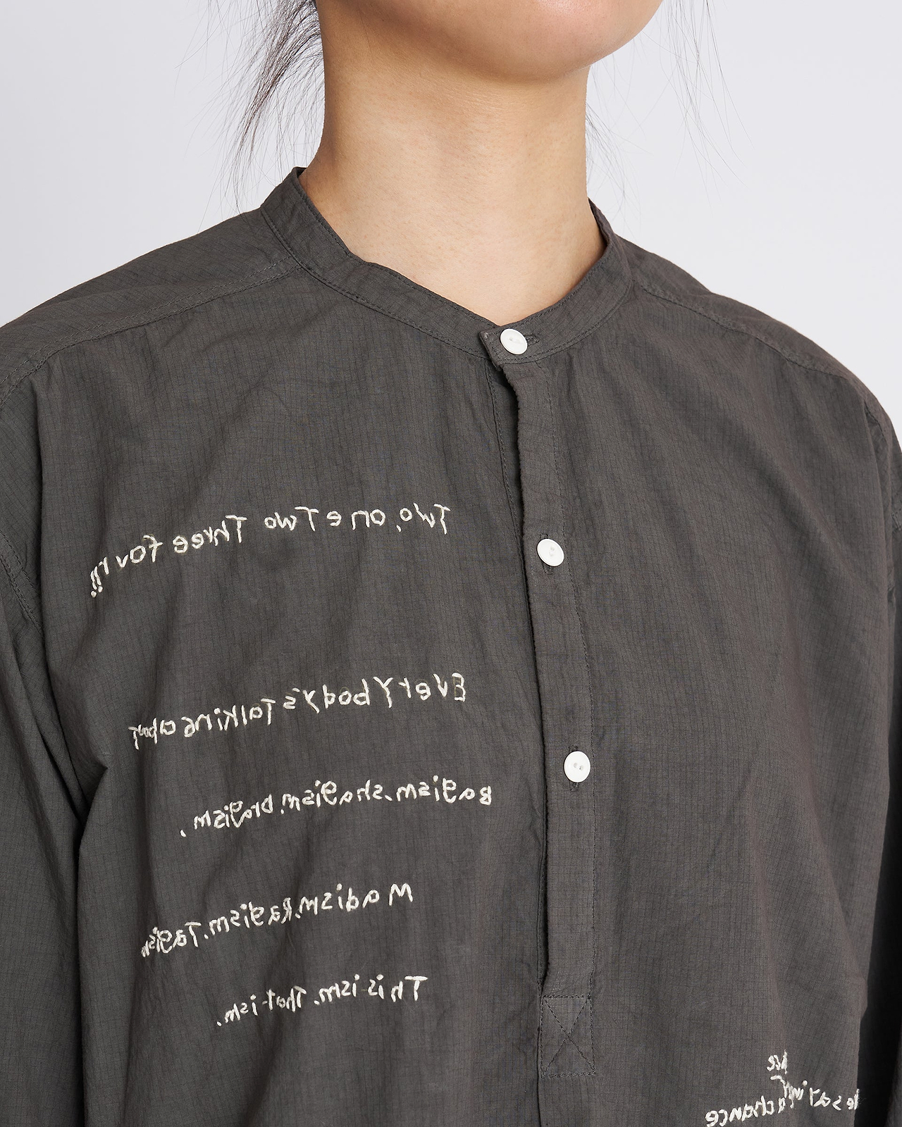 INNAT】ハンドエンブロイダリーメッセージシャツ（限定30枚） | 刺繍 