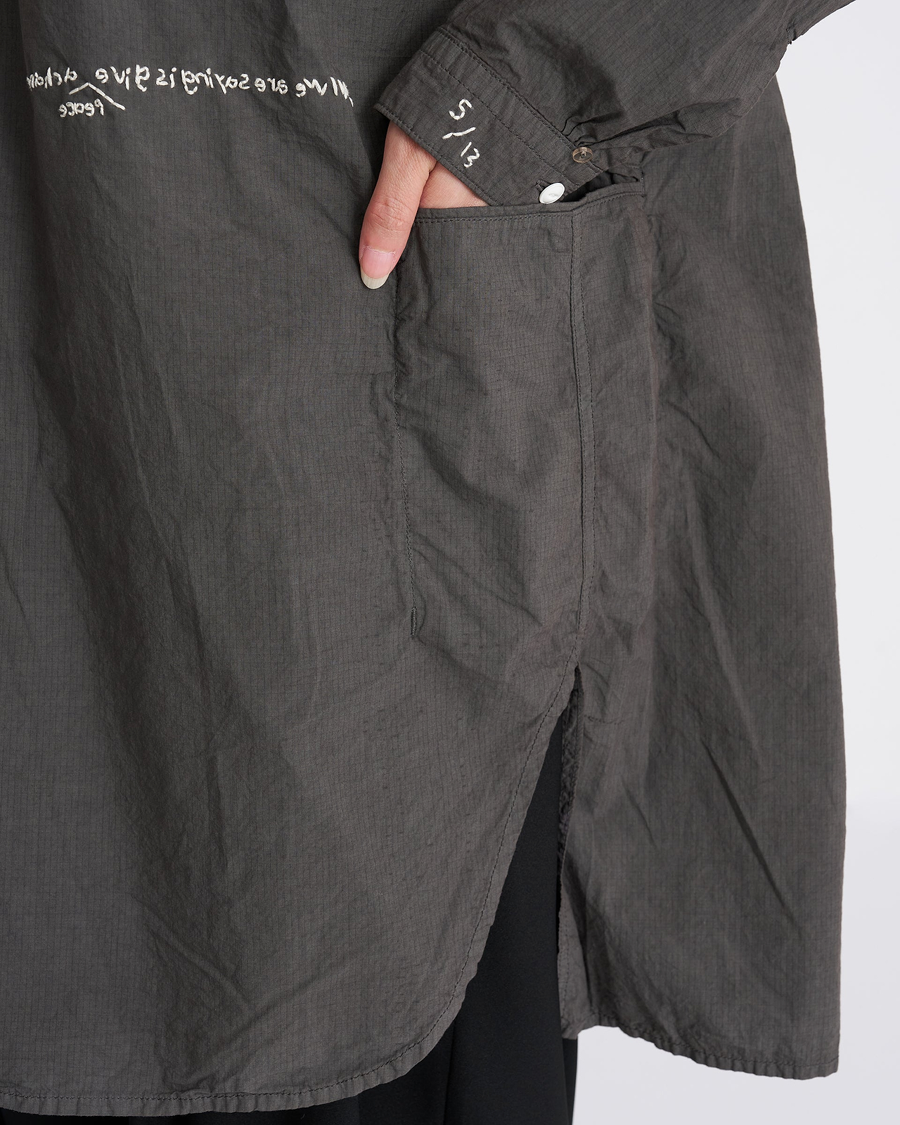 【26SS】ハンドエンブロイダリーメッセージシャツ（限定30枚）