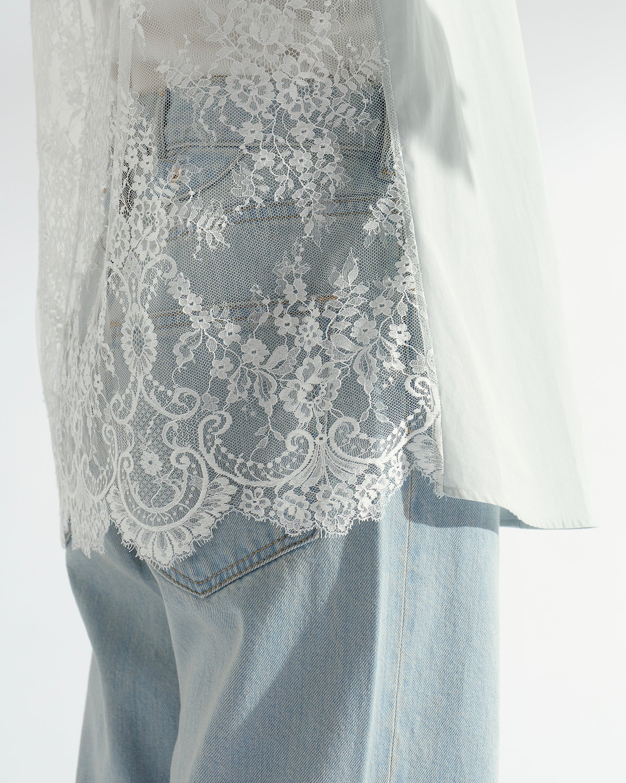 【26AW】レースバックパネルシャツ（ライトブルー）