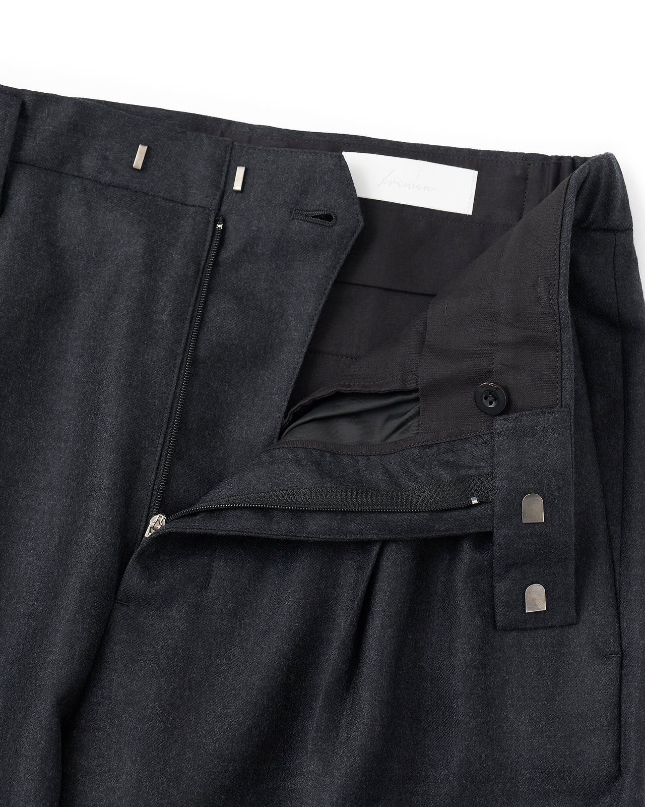 【26AW】ツータックテーパードトラウザーズ