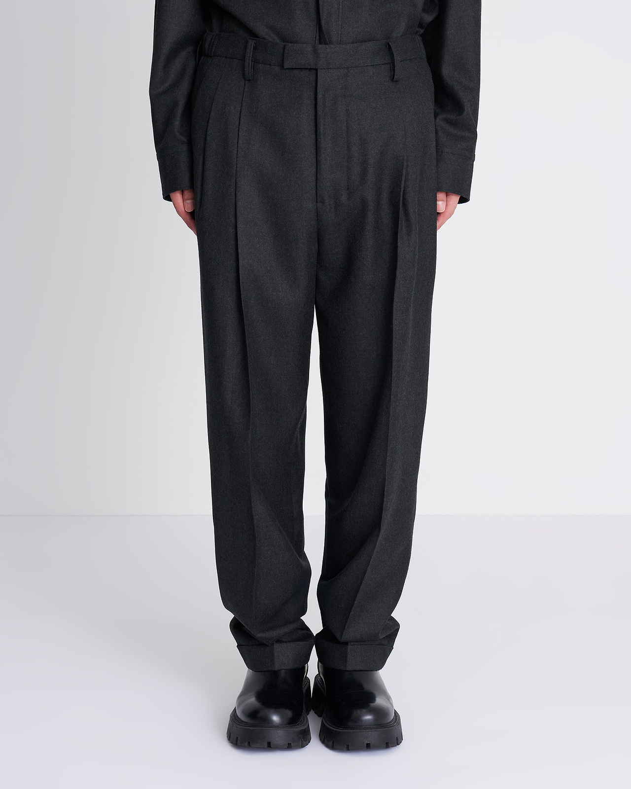【26AW】ツータックテーパードトラウザーズ