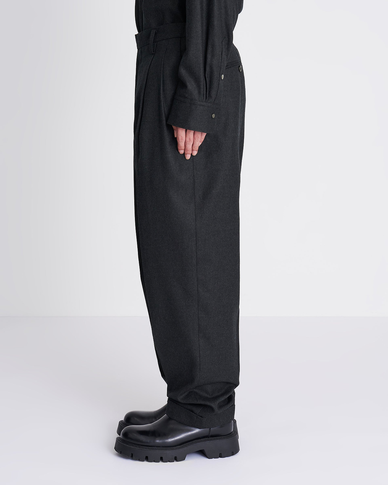 【26AW】ツータックテーパードトラウザーズ
