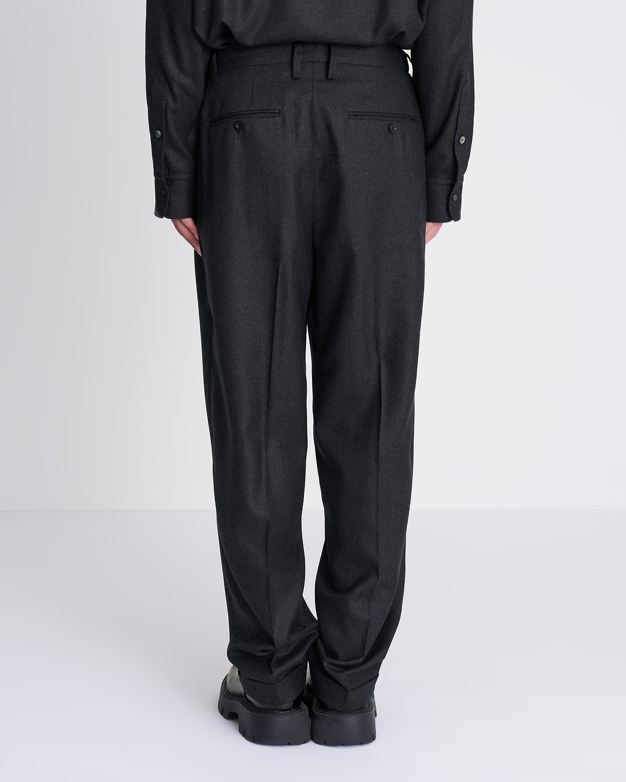 【26AW】ツータックテーパードトラウザーズ