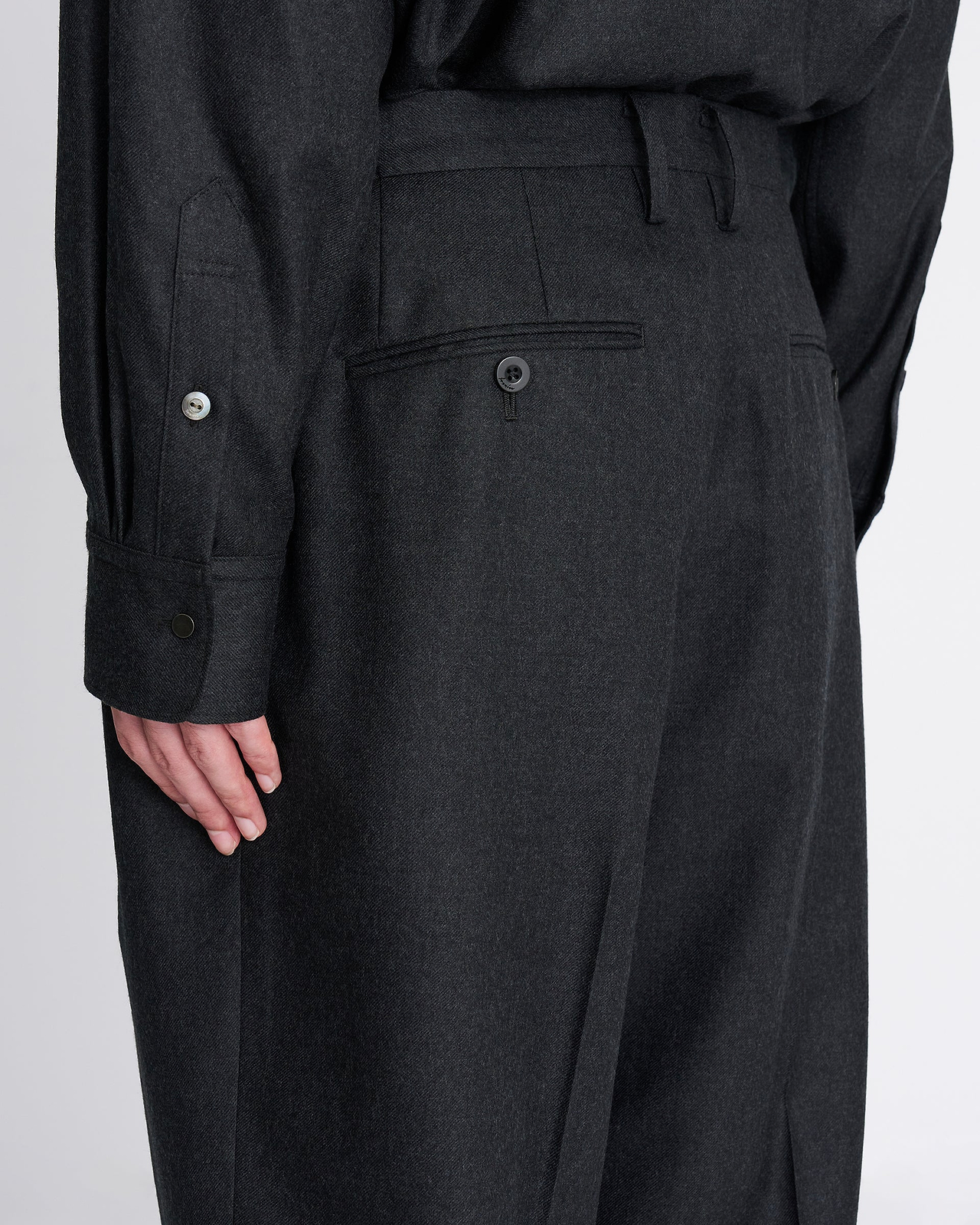 【26AW】ツータックテーパードトラウザーズ