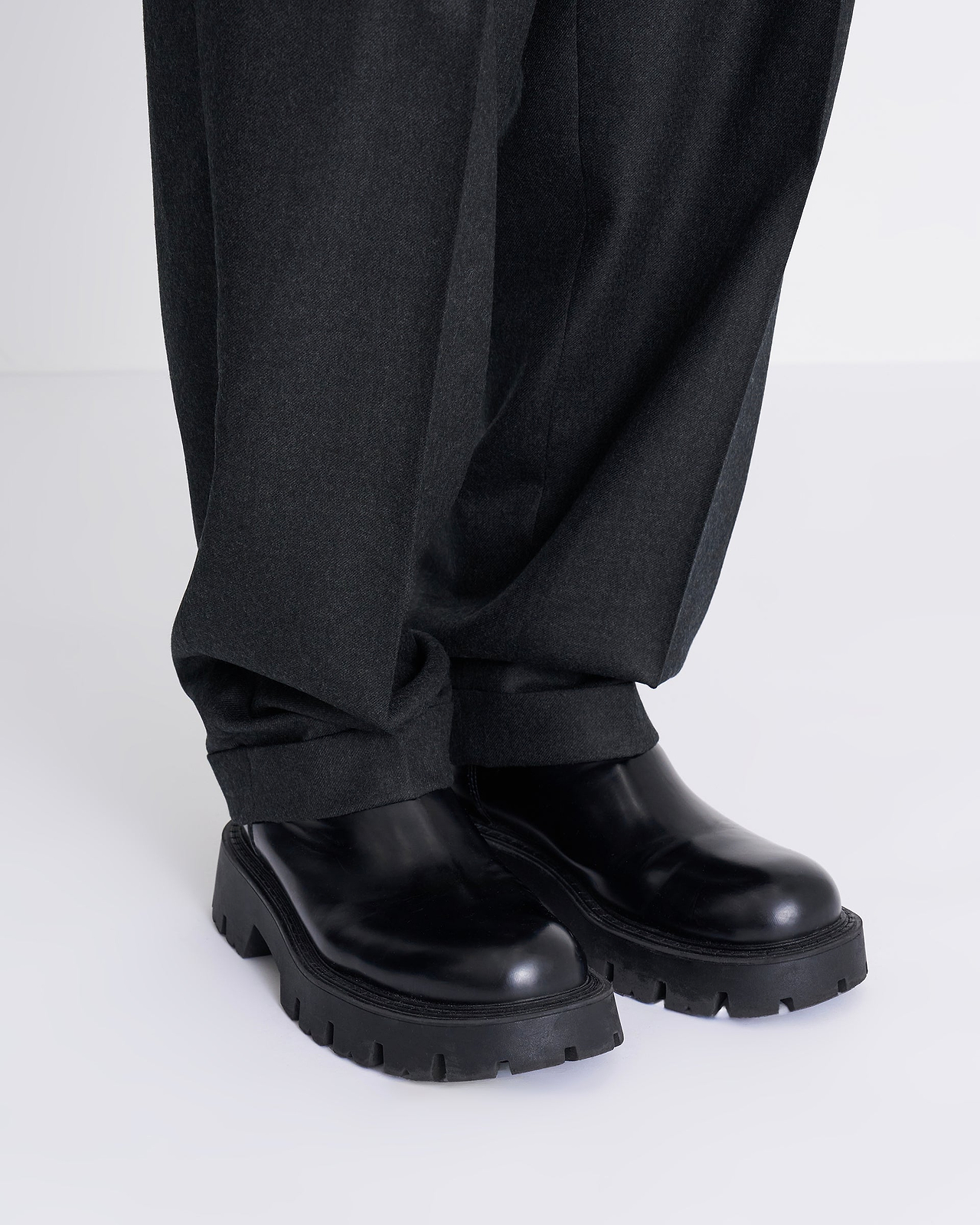 【26AW】ツータックテーパードトラウザーズ